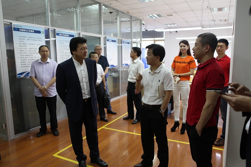 2 我所副董事长杨山青（中）向吴福庆（左一）介绍艺术收藏品托管情况1。.jpg